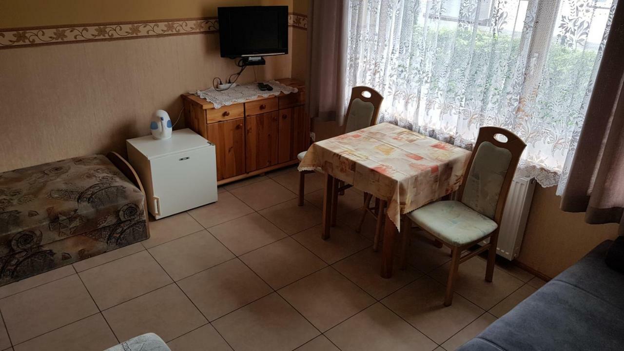 Pokoje Goscinne Asia Leba Exteriér fotografie